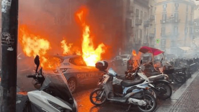 Napoli a ferro e fuoco: guerriglia degli ultras di Francoforte nel centro