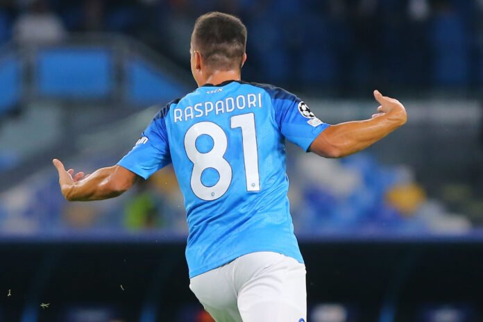 Vittoria al cardiopalma per il Napoli, Juventus beffata nel finale da Raspadori