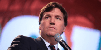 Terremoto alla Fox: allontanato Tucker Carlson, il conduttore che sostenne la tesi dei brogli elettorali