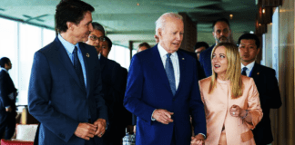 La scena raccapricciante di Meloni e Biden conferma che l’Italia pensa prima agli americani