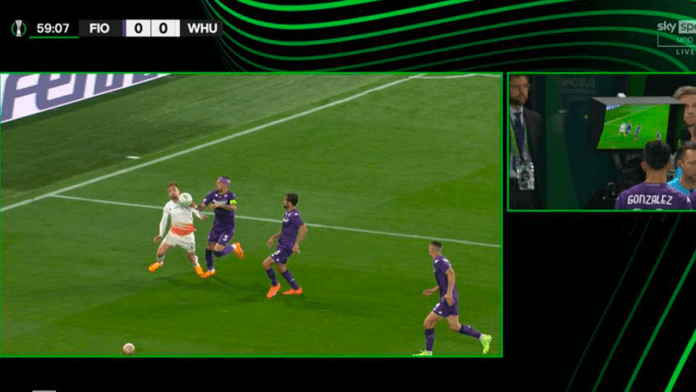 Lo scatto ▷ Sotto il cielo di Praga sfiorisce la Viola