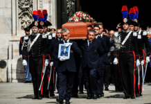 Monti e Draghi in prima fila al funerale di Berlusconi, fecero cadere il suo governo con la finanza