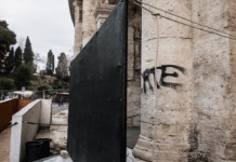 Vandalismo selvaggio sul Colosseo: lo specchio di una società senza valori