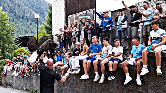 La Lazio torna in hotel, gremito di tifosi: a sorpresa esce Olimpia e si alza un canto da brividi (VIDEO)