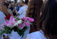 Fiori di carta, toni sommessi e un composto dolore: la fiaccolata per Michelle
