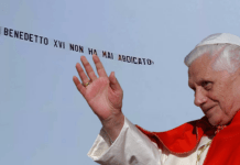 “Ecco chi c’è dietro la misteriosa scritta in cielo su Benedetto XVI” ▷ La rivelazione in diretta di Andrea Cionci