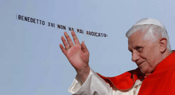 “Ecco chi c’è dietro la misteriosa scritta in cielo su Benedetto XVI” ▷ La rivelazione in diretta di Andrea Cionci