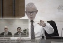 Scontro al senato australiano Pfizer-Roberts ▷ “È vero che vi pagano anche in caso di effetti avversi?”