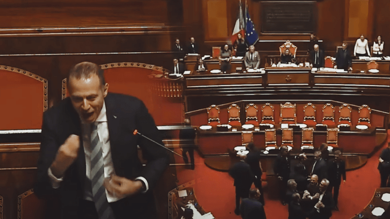 Senato, un equivoco scatena il caos in aula ▷ Baruffa durante la discussione sul Decreto Anticipi