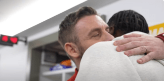 Il primo contatto tra De Rossi e i calciatori, sorrisi e battute: “Sei sempre stato così?”