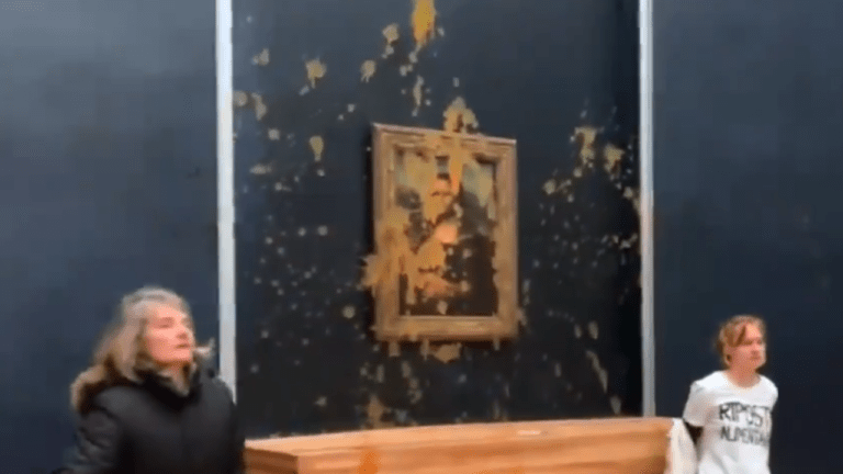Attivisti imbrattano la Gioconda ▷ Tozzi: “Nessuno l’ha rovinata, era un gesto simbolico”