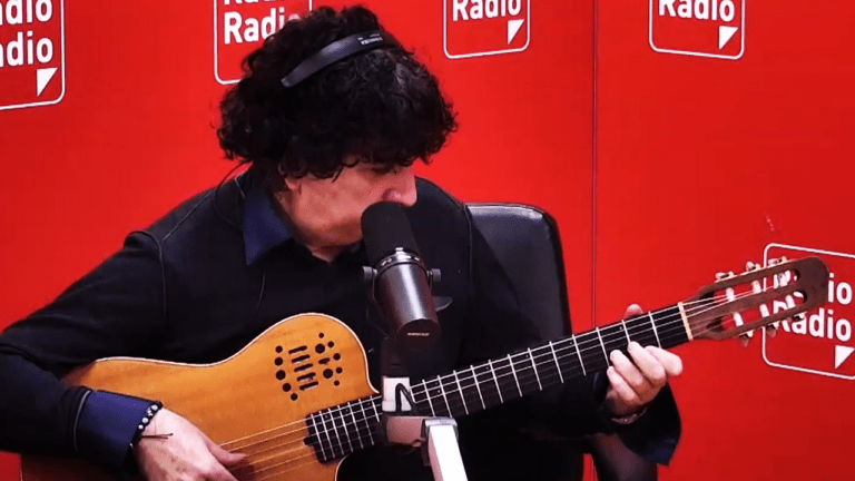 Anellino emoziona con un medley in studio ▷ Il live con i brani storici di Baglioni