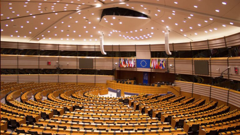 Altro che ecoansia, “Europarlamento vuoto, luci accese e temperature da Agosto”: Panza pizzica gli ecosprechi UE