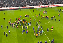 Scene di follia dal campionato turco: i tifosi del Trabzonspor aggrediscono i giocatori del Fenerbache