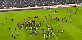 Scene di follia dal campionato turco: i tifosi del Trabzonspor aggrediscono i giocatori del Fenerbache