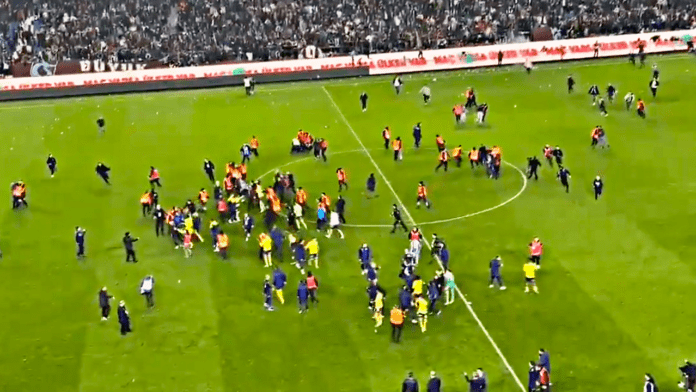 Scene di follia dal campionato turco: i tifosi del Trabzonspor aggrediscono i giocatori del Fenerbache