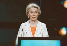 “Vaccinare l’informazione”: la proposta della von der Leyen per “mettere fine alla disinformazione”