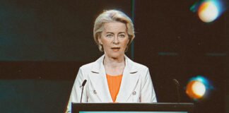 “Vaccinare l’informazione”: la proposta della von der Leyen per “mettere fine alla disinformazione”