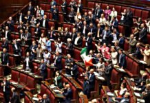 Deputato di FI canta Bella Ciao in diretta ▷ “Perché no? È contro l’oppressore, sia nero che rosso”