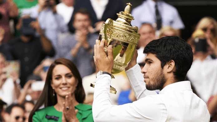 Alcaraz domina, Djokovic è assente: il fenomeno spagnolo trionfa a Wimbledon in tre set