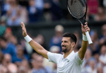 Lo fischiano per tutto il match, Djokovic si vendica a fine partita: “Buuuu…onanotte!”