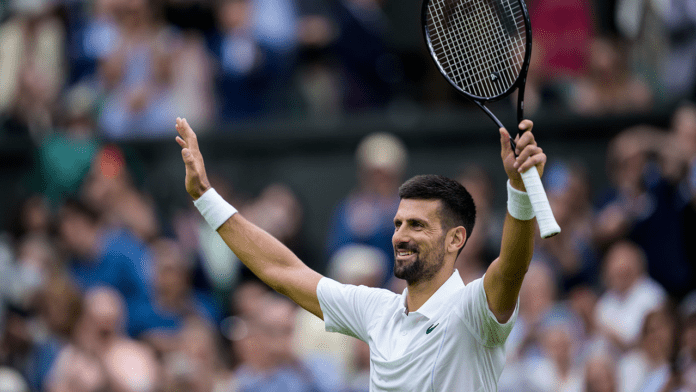 Lo fischiano per tutto il match, Djokovic si vendica a fine partita: “Buuuu…onanotte!”