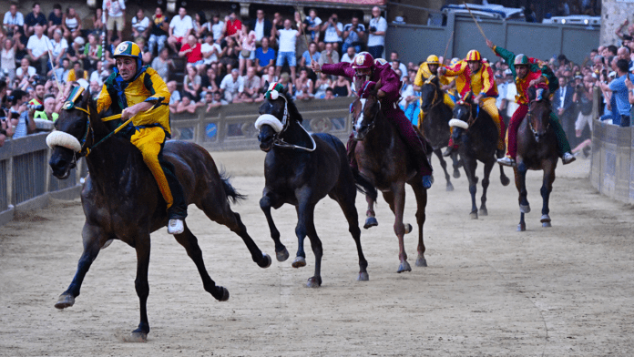 Palio di Siena, la tradizione della gara tra segreti e leggende: tutto quello che c’è da sapere