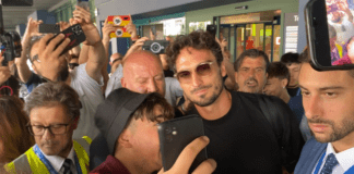 Bagno di folla per Hummels a Fiumicino: “Forza Roma” (VIDEO)