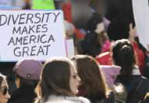 Usa, vittoria Trump: le donne si radono i capelli a zero per protesta ▷ Pillon: “Discorsi tipo asilo”