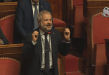 Caos in Senato durante l’intervento di Borghi ▷ “Chissà come mai la Svezia rimanda migranti in Iraq”