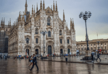 Follia degli affitti a Milano, 27 in una casa a 1400 euro ▷ I ragazzi felici: “C’è Netflix incluso”