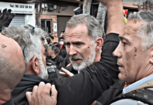 Linciaggio sfiorato per il Re di Spagna in visita sui luoghi dell’alluvione ▷ Le immagini shock