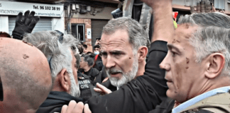 Linciaggio sfiorato per il Re di Spagna in visita sui luoghi dell’alluvione ▷ Le immagini shock