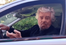 Grillo annuncia la fine del Movimento 5 Stelle con un furgone mortuario ▷ Il commento di Paolo Becchi