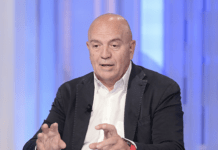 Rizzo lancia il sit-in: “Sciogliamo l’UE” ▷ “Vi spiego perché si scrive Unione Europea e si legge OMS”