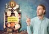 ragazzo che indica con la mano, barattolo con monete e scritta gialla e numero 5
