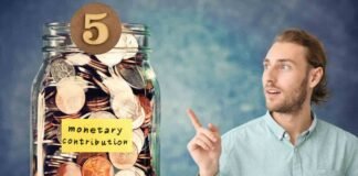 ragazzo che indica con la mano, barattolo con monete e scritta gialla e numero 5