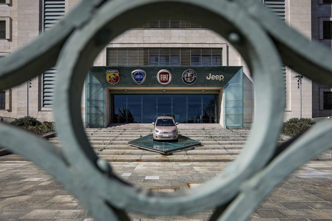 Torino, l'ingresso principale dello storico stabilimento Fiat Mirafiori oggi Stellantis.