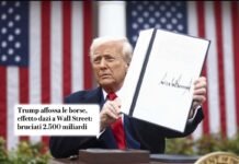 Washington, il presidente degli Stati Uniti Donald Trump firma l'ordine esecutivo con le nuove tariffe reciproche
