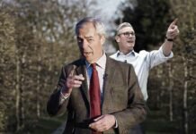 Nigel Farage in un video postato sui suoi social, a destra il premier inglese Keir Starmer