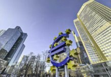 Francoforte sul Meno, vedute della città In foto: Euro Tower, Casa della Banca centrale europea e il simbolo Euro, BCE