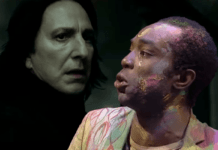 A sinistra, Alan Rickman, il primo Severus Piton, a destra Paapa Essiedu, il Piton della serie