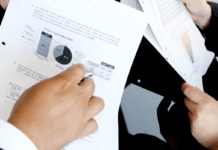 Due persone che si mostrano dei grafici a vicenda