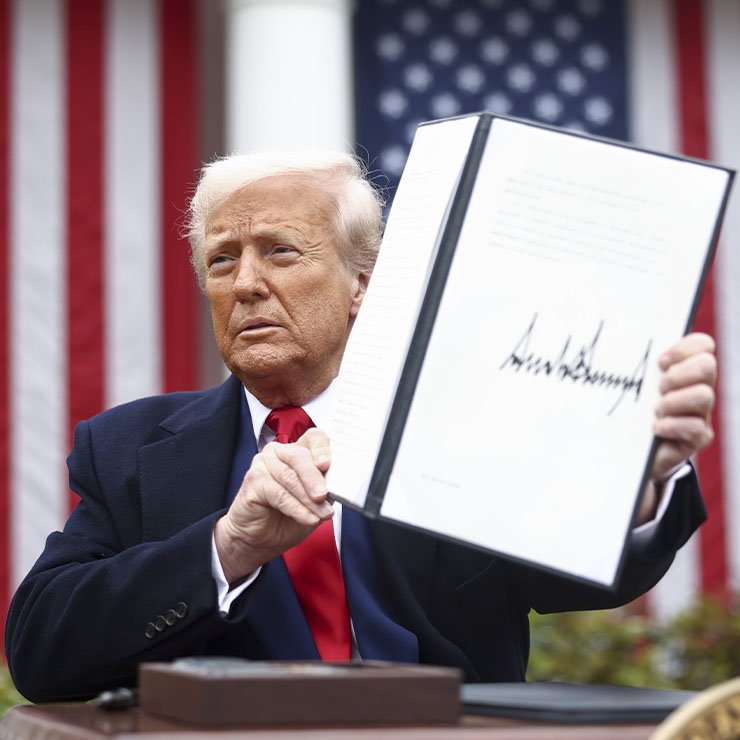 Washington, il presidente degli Stati Uniti Donald Trump firma l'ordine esecutivo con i nuovi dazi