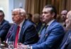 Nella foto il presidente degli Stati Uniti Donald Trump, Pete Hegseth, segretario della Difesa americano. Oggi ha annunciato novità su chi, nell'esercito,. rifiutò il vaccino Covid.