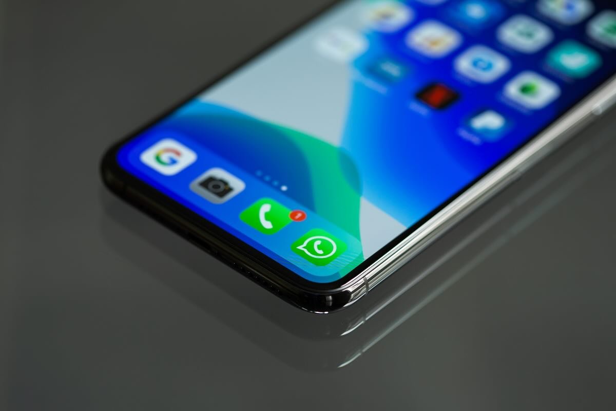 smartphone con varie app fra cui whatsapp 