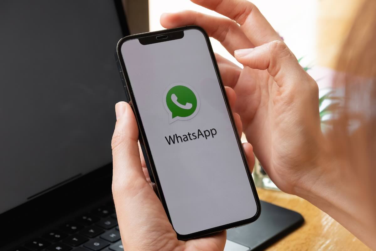 mani che tengono smartphone con whatsapp