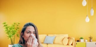 donna che soffia il naso