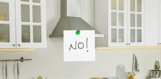 cucina moderna, con post-it con scritta no