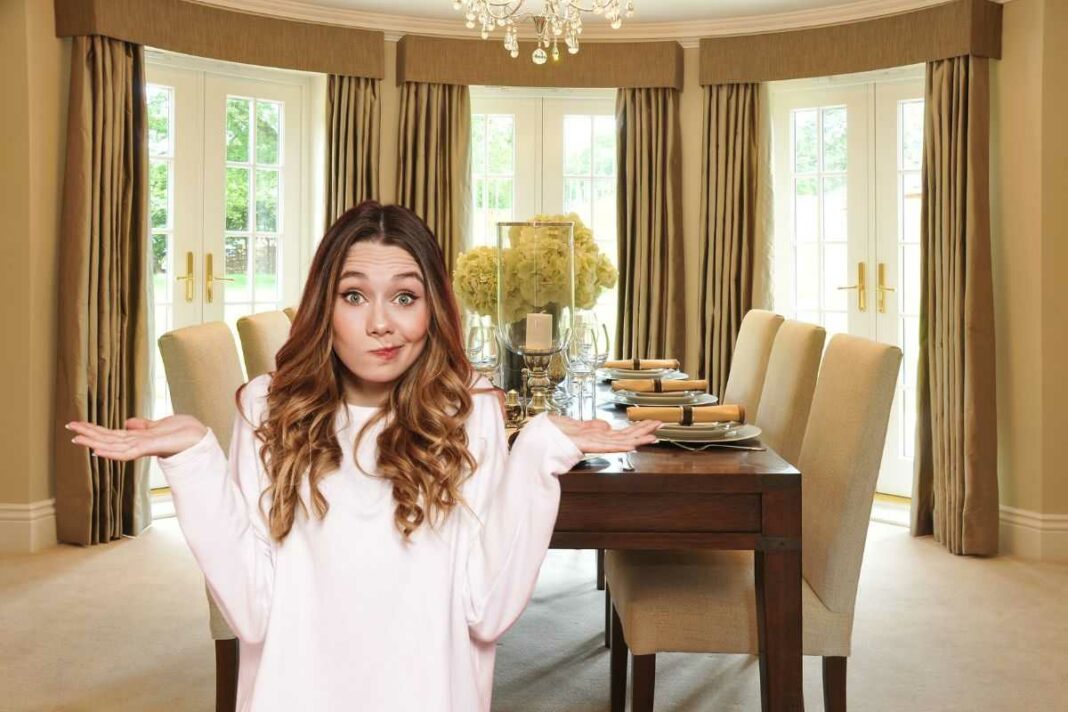 donna indecisa e tavolo con sedie da pranzo